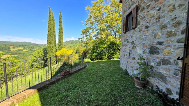 Rustico ristrutturato con ampio terreno e vista panoramica in vendita a Roccastrada