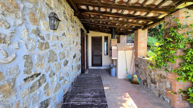 Rustico ristrutturato con ampio terreno e vista panoramica in vendita a Roccastrada
