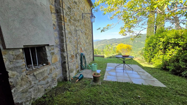 Rustico ristrutturato con ampio terreno e vista panoramica in vendita a Roccastrada