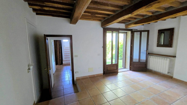 Rustico ristrutturato con ampio terreno e vista panoramica in vendita a Roccastrada