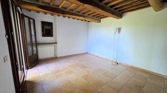 Rustico ristrutturato con ampio terreno e vista panoramica in vendita a Roccastrada