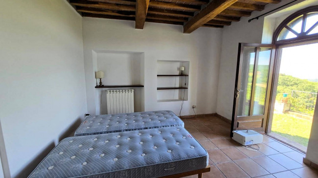 Rustico ristrutturato con ampio terreno e vista panoramica in vendita a Roccastrada