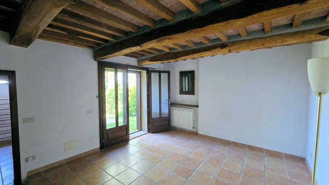 Rustico ristrutturato con ampio terreno e vista panoramica in vendita a Roccastrada