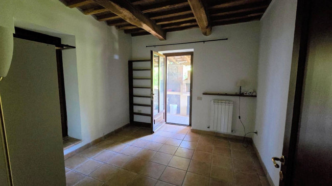 Rustico ristrutturato con ampio terreno e vista panoramica in vendita a Roccastrada