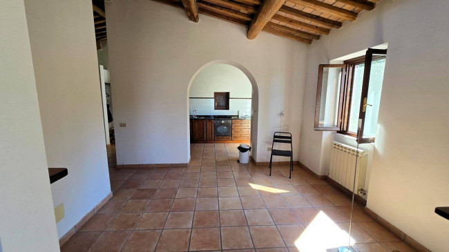 Rustico ristrutturato con ampio terreno e vista panoramica in vendita a Roccastrada