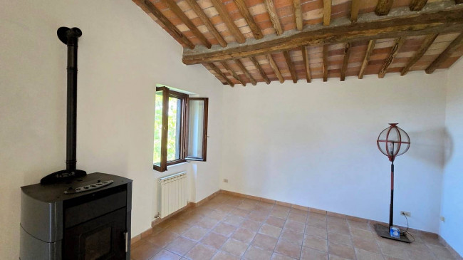 Rustico ristrutturato con ampio terreno e vista panoramica in vendita a Roccastrada