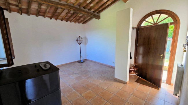 Rustico ristrutturato con ampio terreno e vista panoramica in vendita a Roccastrada
