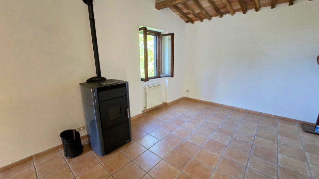 Rustico ristrutturato con ampio terreno e vista panoramica in vendita a Roccastrada