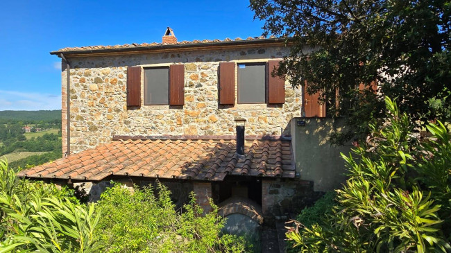Rustico ristrutturato con ampio terreno e vista panoramica in vendita a Roccastrada