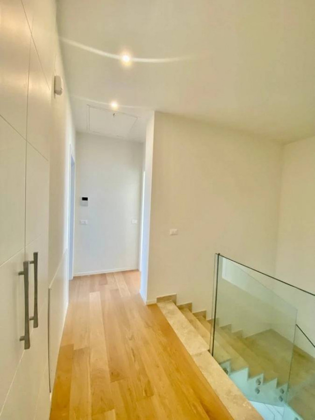 Villa di recente realizzazione con piscina in vendita a Pietrasanta
