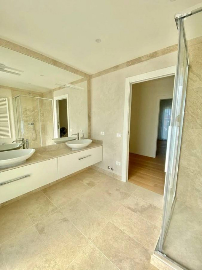 Villa di recente realizzazione con piscina in vendita a Pietrasanta