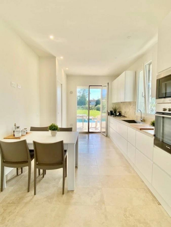 Villa di recente realizzazione con piscina in vendita a Pietrasanta