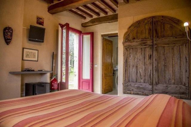 Rustico in stile Toscano con giardino e piscina  in ottima posizione in vendita a Camaiore