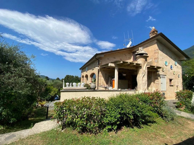 Rustico in stile Toscano con giardino e piscina  in ottima posizione in vendita a Camaiore
