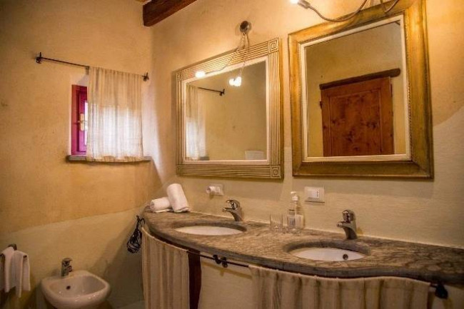 Rustico in stile Toscano con giardino e piscina  in ottima posizione in vendita a Camaiore