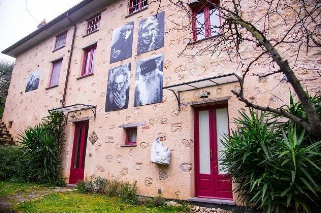 Rustico in stile Toscano con giardino e piscina  in ottima posizione in vendita a Camaiore