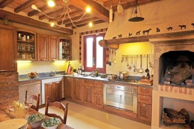 Rustico in stile Toscano con giardino e piscina  in ottima posizione in vendita a Camaiore