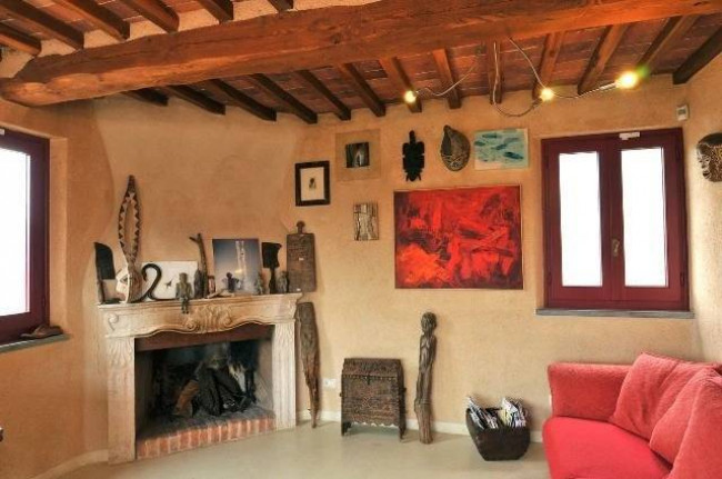 Rustico in stile Toscano con giardino e piscina  in ottima posizione in vendita a Camaiore