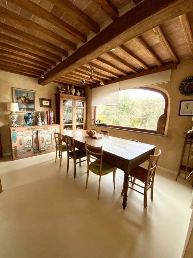 Rustico in stile Toscano con giardino e piscina  in ottima posizione in vendita a Camaiore