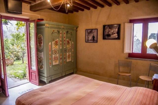 Rustico in stile Toscano con giardino e piscina  in ottima posizione in vendita a Camaiore