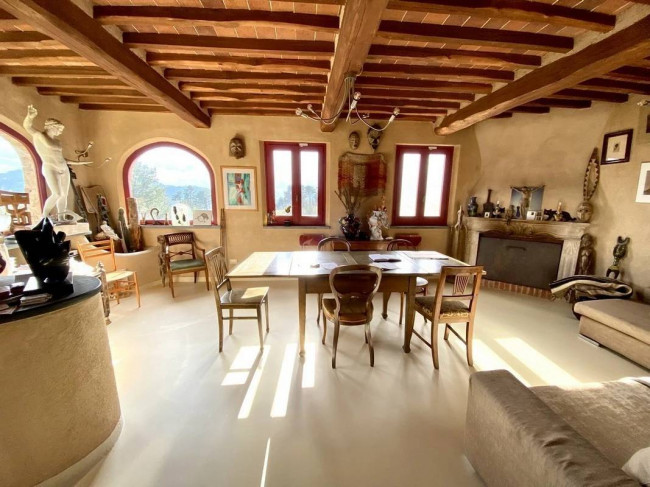 Rustico in stile Toscano con giardino e piscina  in ottima posizione in vendita a Camaiore