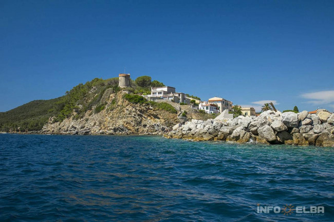 Villa singola in posizione panoramica con vista fino al mare in vendita a Marciana Marina