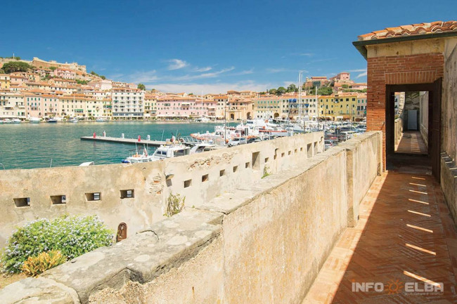 Villa singola in posizione panoramica con vista fino al mare in vendita a Marciana Marina