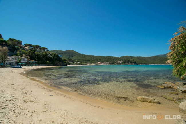 Villa singola in posizione panoramica con vista fino al mare in vendita a Marciana Marina