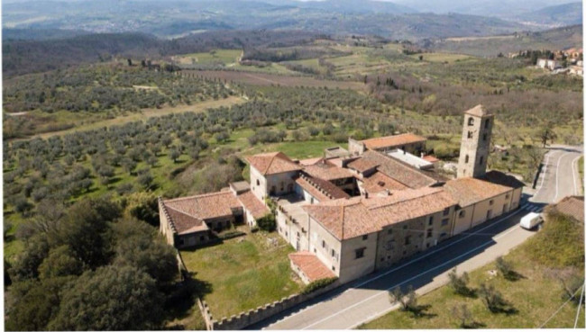 Borgo antico con villa padronale annessi e terreni in vendita a Reggello