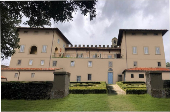 Borgo antico con villa padronale annessi e terreni in vendita a Reggello