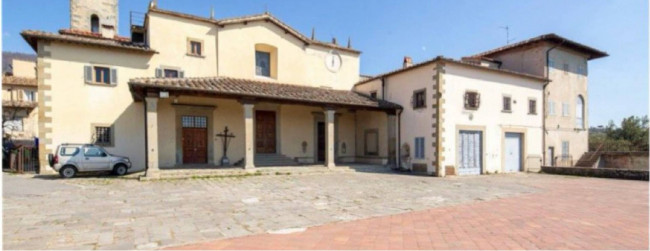 Borgo antico con villa padronale annessi e terreni in vendita a Reggello