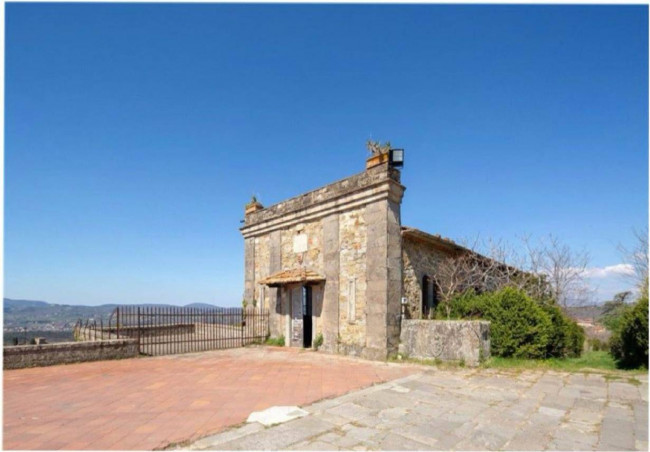 Borgo antico con villa padronale annessi e terreni in vendita a Reggello