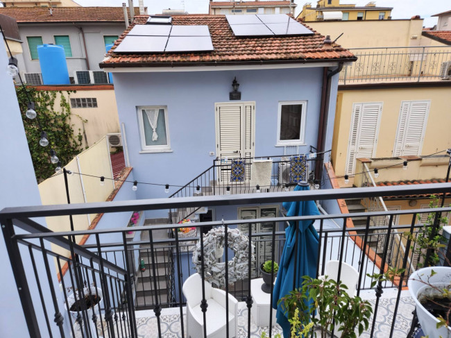 Viareggina libera su due lati con dependance completamente ristrutturata in vendita a Viareggio