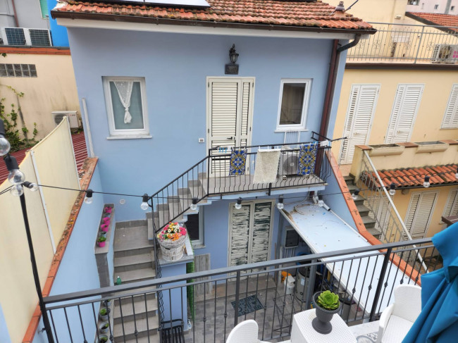 Viareggina libera su due lati con dependance completamente ristrutturata in vendita a Viareggio