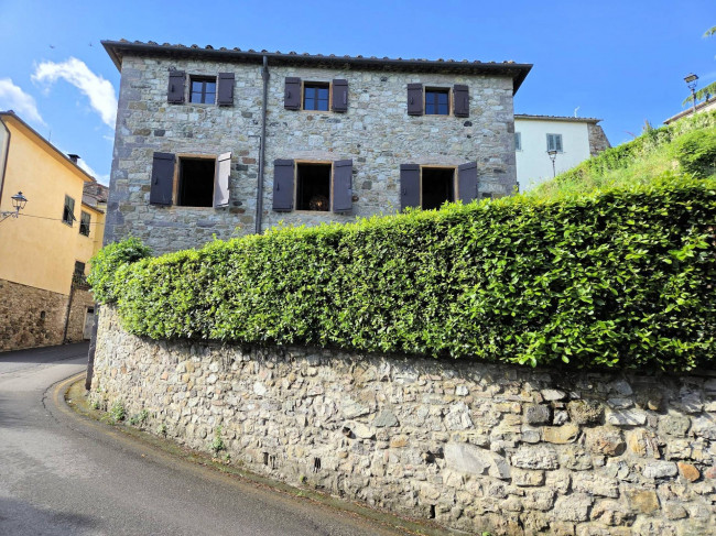 Appartamento al piano primo con giardino in vendita a Lajatico