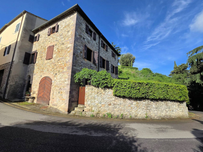 Appartamento al piano primo con giardino in vendita a Lajatico