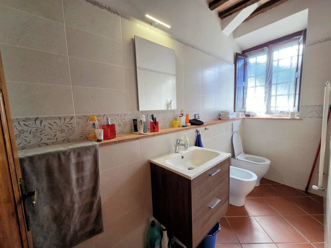 Appartamento al piano primo con giardino in vendita a Lajatico