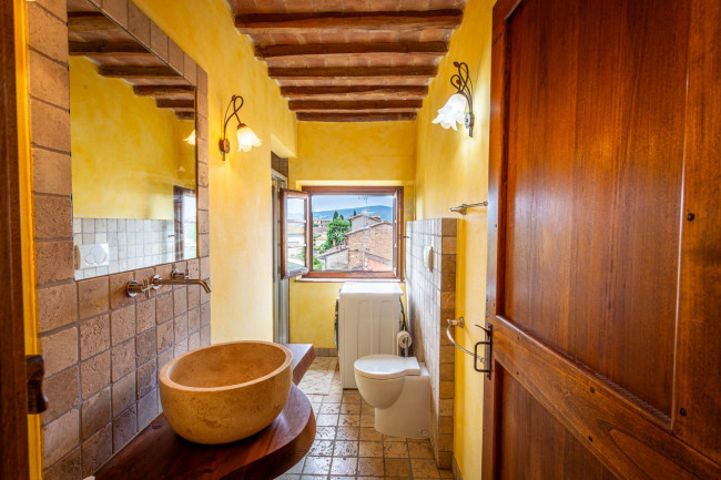 Appartamento al piano secondo di complesso residenziale con piscina in vendita a Lajatico