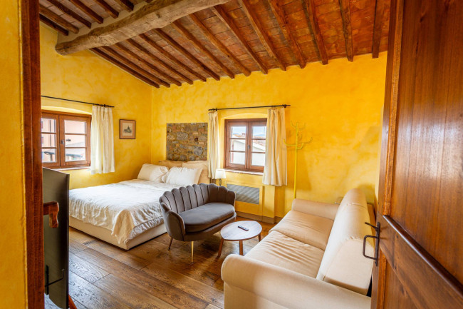Appartamento al piano secondo di complesso residenziale con piscina in vendita a Lajatico