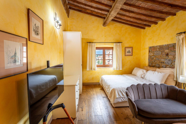 Appartamento al piano secondo di complesso residenziale con piscina in vendita a Lajatico