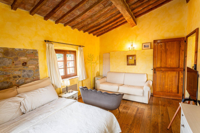 Appartamento al piano secondo di complesso residenziale con piscina in vendita a Lajatico
