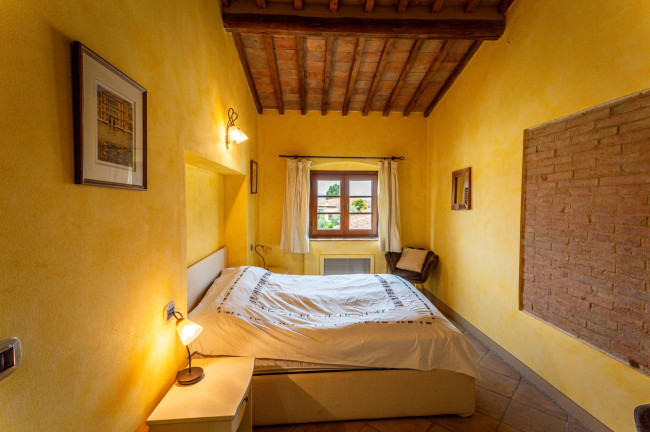 Appartamento al piano secondo di complesso residenziale con piscina in vendita a Lajatico