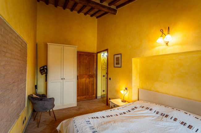 Appartamento al piano secondo di complesso residenziale con piscina in vendita a Lajatico