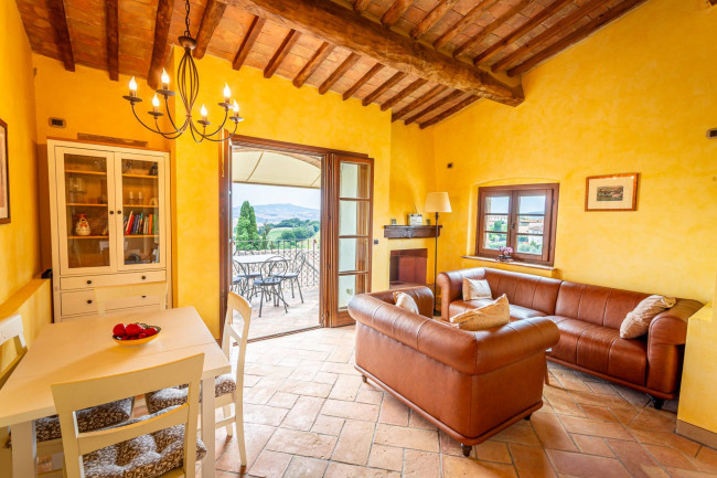 Appartamento al piano secondo di complesso residenziale con piscina in vendita a Lajatico