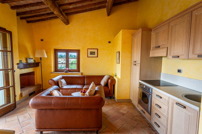 Appartamento al piano secondo di complesso residenziale con piscina in vendita a Lajatico