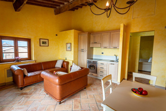 Appartamento al piano secondo di complesso residenziale con piscina in vendita a Lajatico