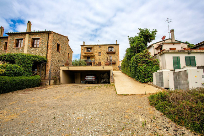 Appartamento al piano secondo di complesso residenziale con piscina in vendita a Lajatico