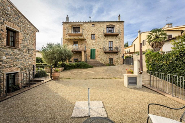 Appartamento al piano secondo di complesso residenziale con piscina in vendita a Lajatico