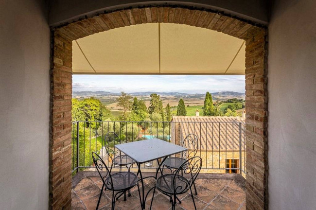 Appartamento al piano secondo di complesso residenziale con piscina in vendita a Lajatico