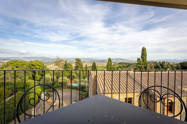 Appartamento al piano secondo di complesso residenziale con piscina in vendita a Lajatico